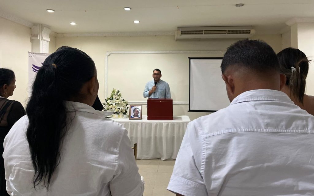 Quince años después de su desaparición, William Rafael Mejía Cañas regresó a su hogar. En el municipio de Fundación, en el Magdalena, su familia recibió su cuerpo en un acto de entrega digna liderado por la Unidad de Búsqueda de Personas dadas por Desaparecidas (UBPD), con el acompañamiento de la Jurisdicción Especial para la Paz (JEP) y del Instituto Nacional de Medicina Legal y Ciencias Forenses.