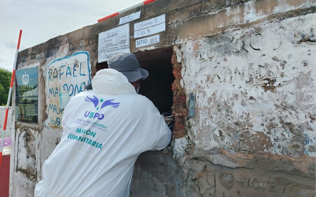 Por primera vez, la Unidad de Búsqueda de Personas dadas por Desaparecidas (UBPD) realizó una intervención en el cementerio San Fernando del municipio de Pivijay, en el Magdalena, donde se abordó un sitio de interés para la búsqueda mediante prospección intrusiva en sepultura en tierra, además de una bóveda que permitió el hallazgo de tres cuerpos. 