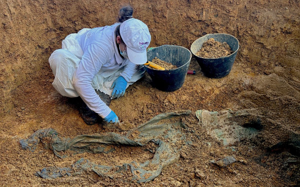 El trabajo articulado de la Unidad de Búsqueda de Personas dadas por Desaparecidas (UBPD) con organizaciones de la sociedad civil, líderes comunitarios de Norte de Santander y procesos comunales del departamento permitió que la búsqueda humanitaria y extrajudicial de personas desaparecidas regresara al Catatumbo y con ello la recuperación de cinco cuerpos de personas que habrían desaparecido entre noviembre de 1999 y agosto de 2001, en medio de confrontaciones entre grupos armados no estatales.