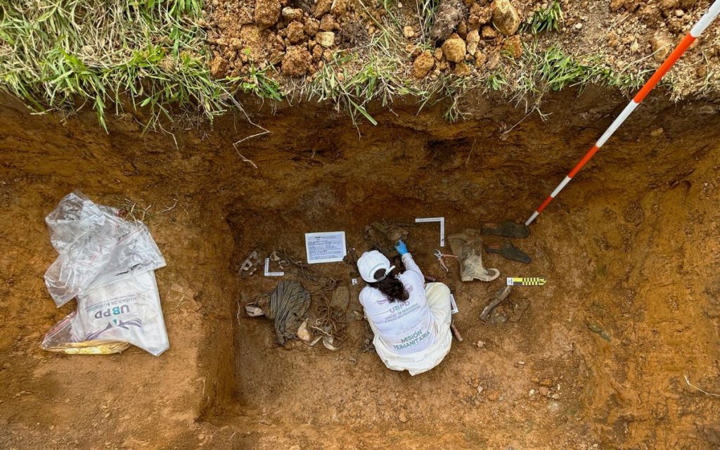El trabajo articulado de la Unidad de Búsqueda de Personas dadas por Desaparecidas (UBPD) con organizaciones de la sociedad civil, líderes comunitarios de Norte de Santander y procesos comunales del departamento permitió que la búsqueda humanitaria y extrajudicial de personas desaparecidas regresara al Catatumbo y con ello la recuperación de cinco cuerpos de personas que habrían desaparecido entre noviembre de 1999 y agosto de 2001, en medio de confrontaciones entre grupos armados no estatales.