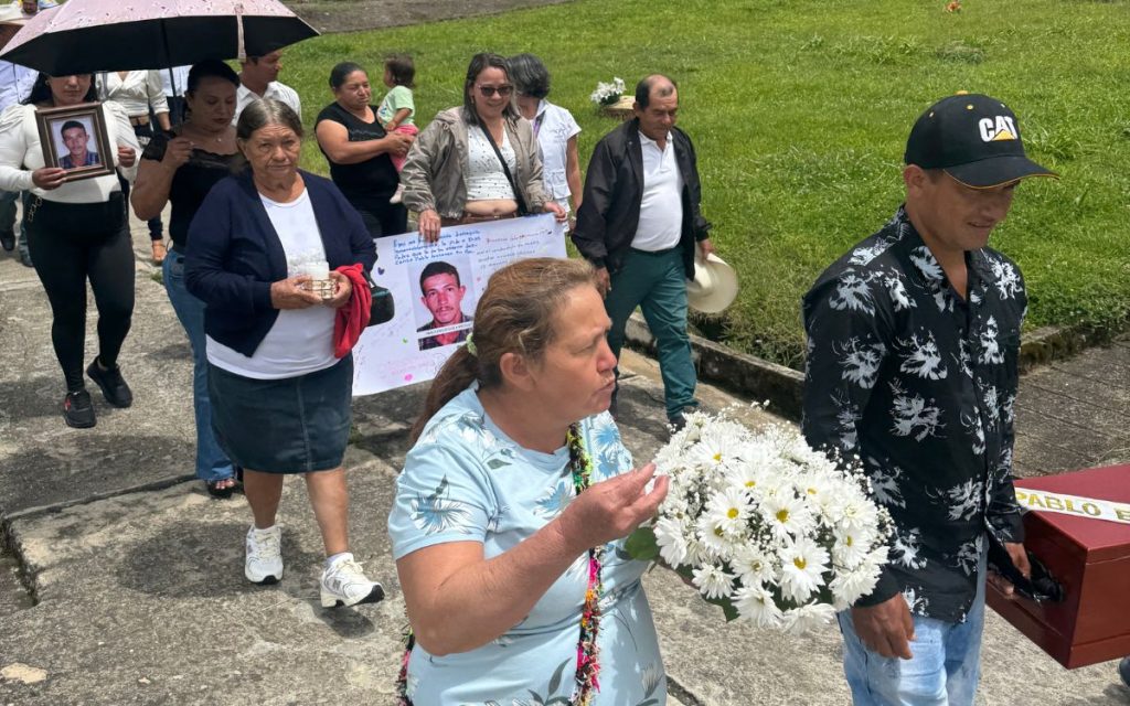 La familia Guiza Medina había dejado a Santander para buscar refugio del conflicto armado. Por esa razón viajó hacia el sur del país, con el anhelo de trabajar la tierra en paz. Sin embargo, poco después de asentarse en una finca del Guaviare, los armados aparecieron de nuevo y esta vez buscaban a Pablo Emilio para que les colaborara en algunas acciones, pero él se negó a trabajar para ellos y esto ocasionó que sus hermanos no volvieran a verlo. 
