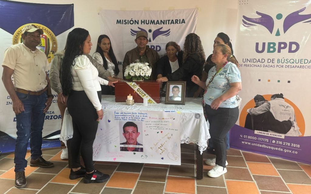 La familia Guiza Medina había dejado a Santander para buscar refugio del conflicto armado. Por esa razón viajó hacia el sur del país, con el anhelo de trabajar la tierra en paz. Sin embargo, poco después de asentarse en una finca del Guaviare, los armados aparecieron de nuevo y esta vez buscaban a Pablo Emilio para que les colaborara en algunas acciones, pero él se negó a trabajar para ellos y esto ocasionó que sus hermanos no volvieran a verlo. 