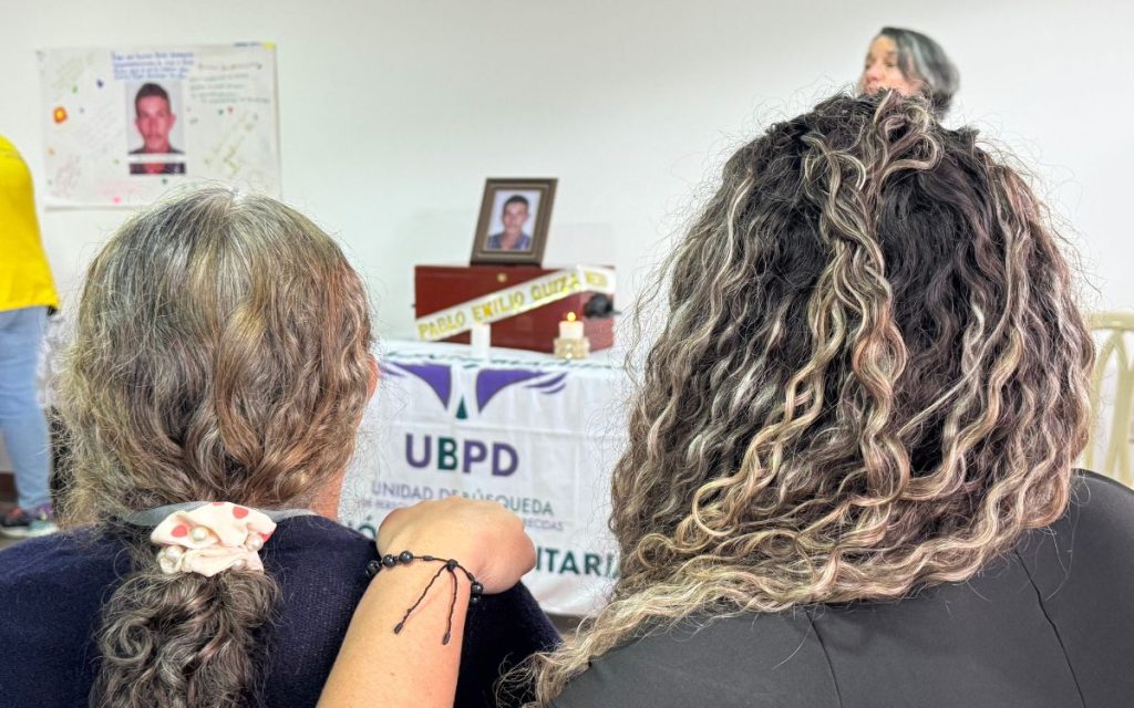 La familia Guiza Medina había dejado a Santander para buscar refugio del conflicto armado. Por esa razón viajó hacia el sur del país, con el anhelo de trabajar la tierra en paz. Sin embargo, poco después de asentarse en una finca del Guaviare, los armados aparecieron de nuevo y esta vez buscaban a Pablo Emilio para que les colaborara en algunas acciones, pero él se negó a trabajar para ellos y esto ocasionó que sus hermanos no volvieran a verlo. 