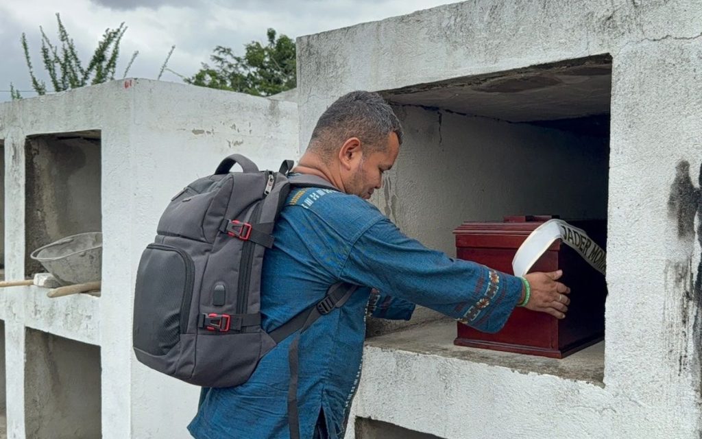 La Unidad de Búsqueda de Personas dadas por Desaparecidas (UBPD) recuperó el cuerpo de Jáder Montalvo Peña en el municipio de Sincé, en Sucre, y un mes despúes lo entregó de manera digna a su familia, proveniente de Colosó, en la región de los Montes de María.
