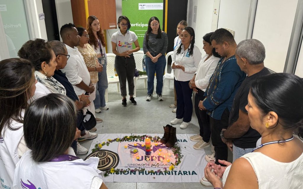 La Unidad de Búsqueda de Personas dadas por Desaparecidas (UBPD) recuperó el cuerpo de Jáder Montalvo Peña en el municipio de Sincé, en Sucre, y un mes despúes lo entregó de manera digna a su familia, proveniente de Colosó, en la región de los Montes de María.