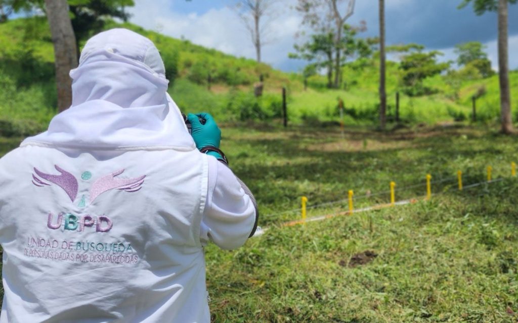El corregimiento El Tomate, en el norte del municipio de San Pedro de Urabá, en Antioquia, es un territorio de grandes praderas, árboles centenarios y riachuelos cristalinos. En 1999, en este lugar, la guerra tocó de cerca a una familia que, en un mismo día, dejó de tener noticias de un padre y su hija, pues habían desaparecido en la vereda La Florida. La incertidumbre se instaló en sus vidas durante 25 años, hasta que la Unidad de Búsqueda de Personas dadas por Desaparecidas (UBPD) recuperó los que podrían ser sus cuerpos.