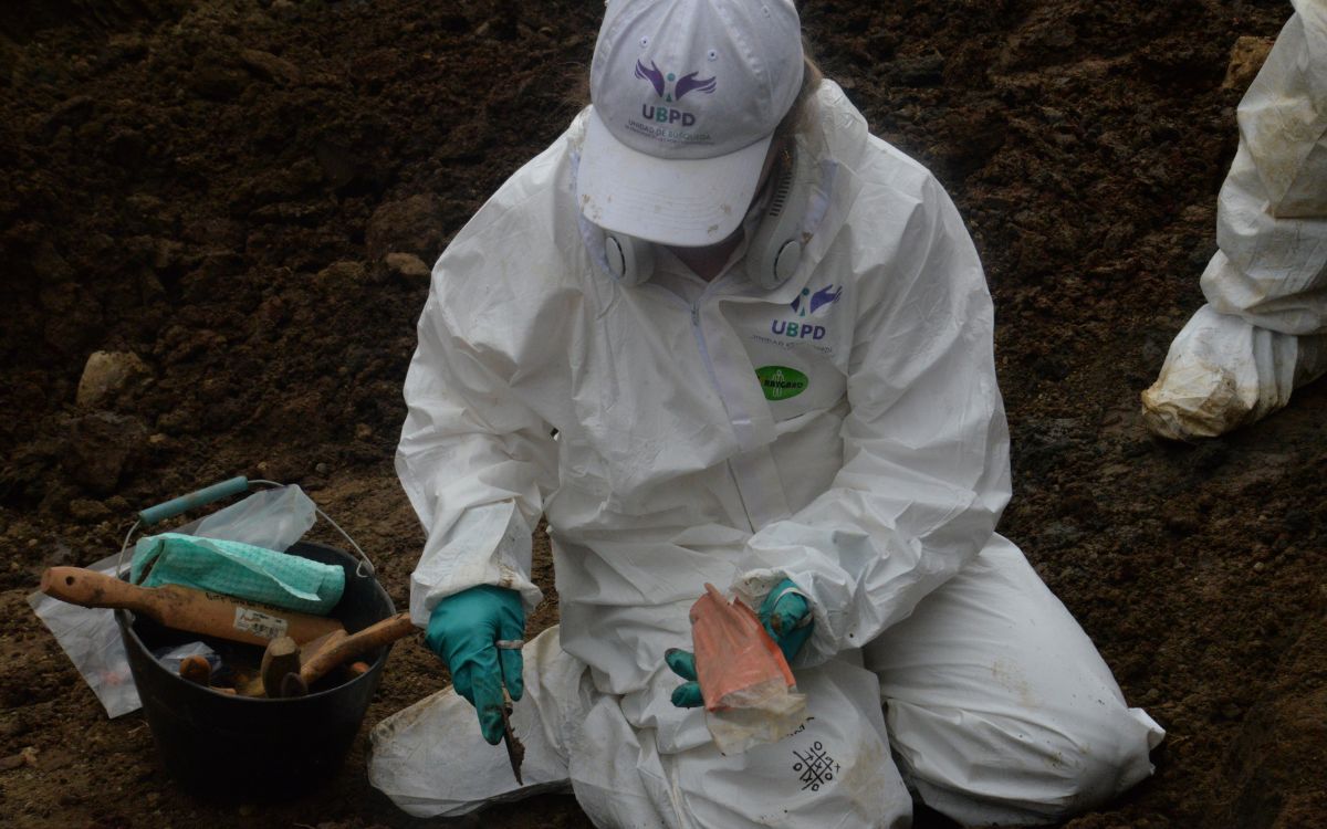 El corregimiento El Tomate, en el norte del municipio de San Pedro de Urabá, en Antioquia, es un territorio de grandes praderas, árboles centenarios y riachuelos cristalinos. En 1999, en este lugar, la guerra tocó de cerca a una familia que, en un mismo día, dejó de tener noticias de un padre y su hija, pues habían desaparecido en la vereda La Florida. La incertidumbre se instaló en sus vidas durante 25 años, hasta que la Unidad de Búsqueda de Personas dadas por Desaparecidas (UBPD) recuperó los que podrían ser sus cuerpos.