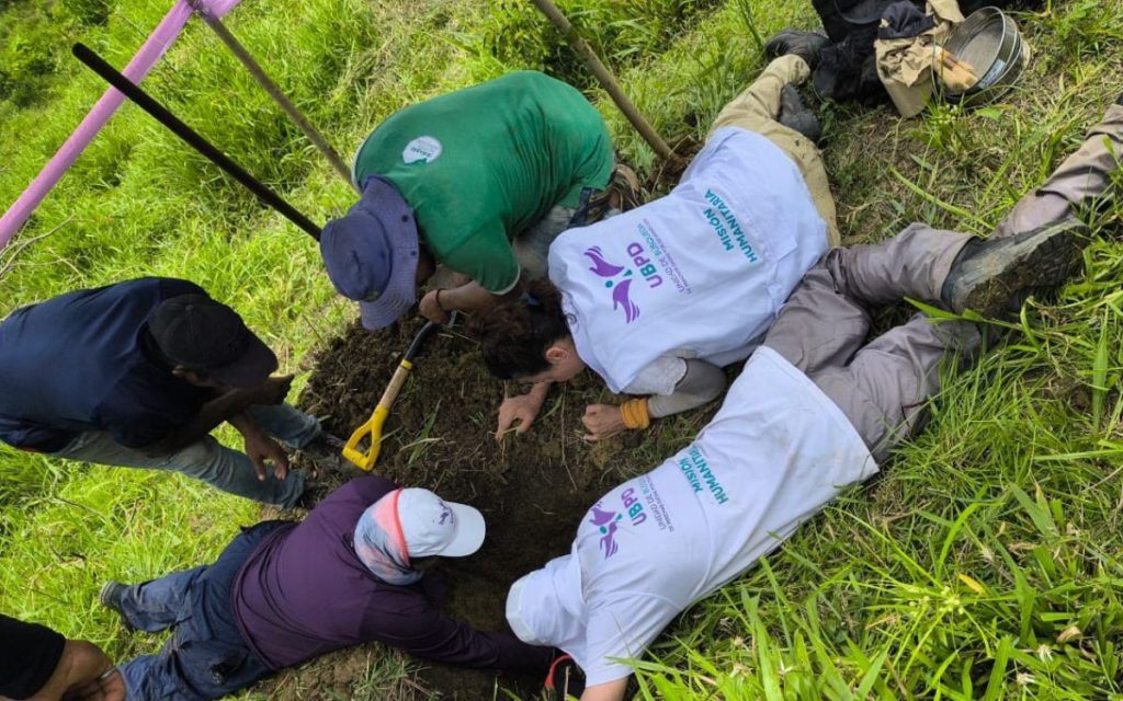 El corregimiento El Tomate, en el norte del municipio de San Pedro de Urabá, en Antioquia, es un territorio de grandes praderas, árboles centenarios y riachuelos cristalinos. En 1999, en este lugar, la guerra tocó de cerca a una familia que, en un mismo día, dejó de tener noticias de un padre y su hija, pues habían desaparecido en la vereda La Florida. La incertidumbre se instaló en sus vidas durante 25 años, hasta que la Unidad de Búsqueda de Personas dadas por Desaparecidas (UBPD) recuperó los que podrían ser sus cuerpos.