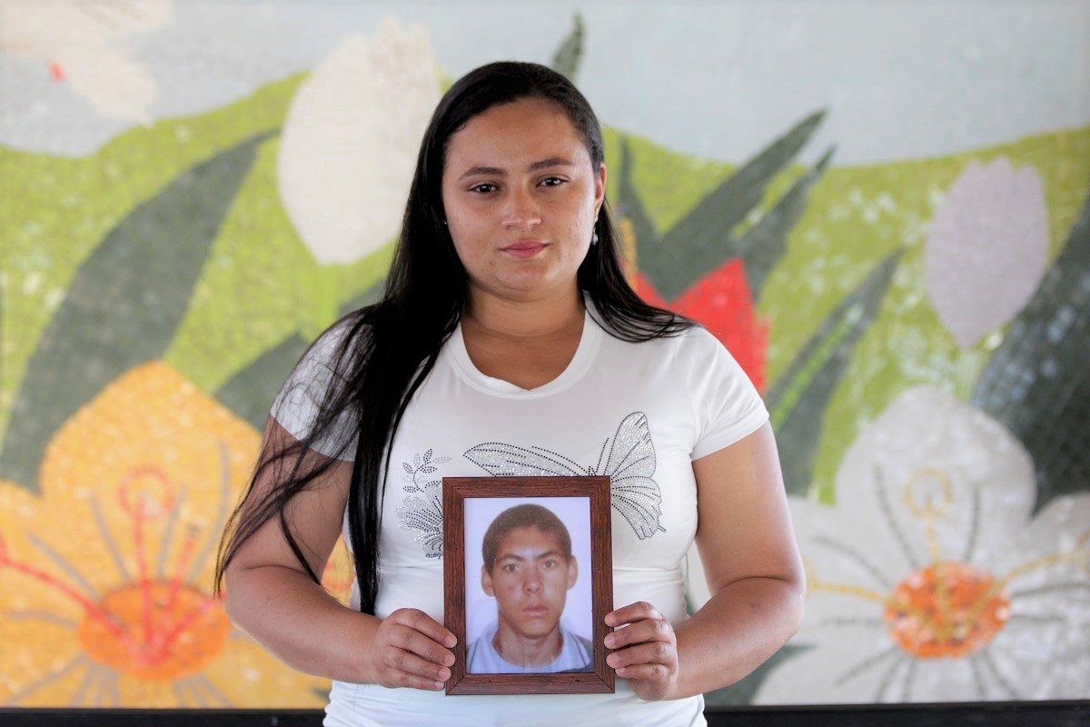 La Unidad de Búsqueda de Personas dadas por Desaparecidas (UBPD) y la Jurisdicción Especial para la Paz (JEP) realizaron la entrega digna del cuerpo de Cristo José Romero Isaza a su familia en el municipio de Yalí, en Antioquia, tras confirmarse su identidad y culminar el proceso de la estrategia de Búsqueda inversa, el cual permitió localizar a sus parientes después de dos décadas de ausencia.