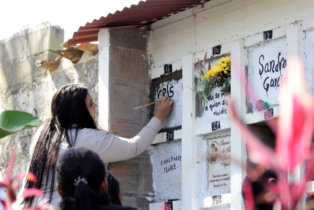 La Unidad de Búsqueda de Personas dadas por Desaparecidas (UBPD) y la Jurisdicción Especial para la Paz (JEP) realizaron la entrega digna del cuerpo de Cristo José Romero Isaza a su familia en el municipio de Yalí, en Antioquia, tras confirmarse su identidad y culminar el proceso de la estrategia de Búsqueda inversa, el cual permitió localizar a sus parientes después de dos décadas de ausencia.