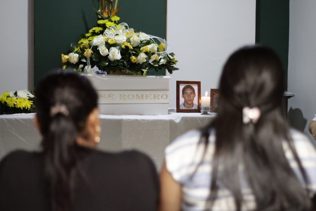 La Unidad de Búsqueda de Personas dadas por Desaparecidas (UBPD) y la Jurisdicción Especial para la Paz (JEP) realizaron la entrega digna del cuerpo de Cristo José Romero Isaza a su familia en el municipio de Yalí, en Antioquia, tras confirmarse su identidad y culminar el proceso de la estrategia de Búsqueda inversa, el cual permitió localizar a sus parientes después de dos décadas de ausencia.