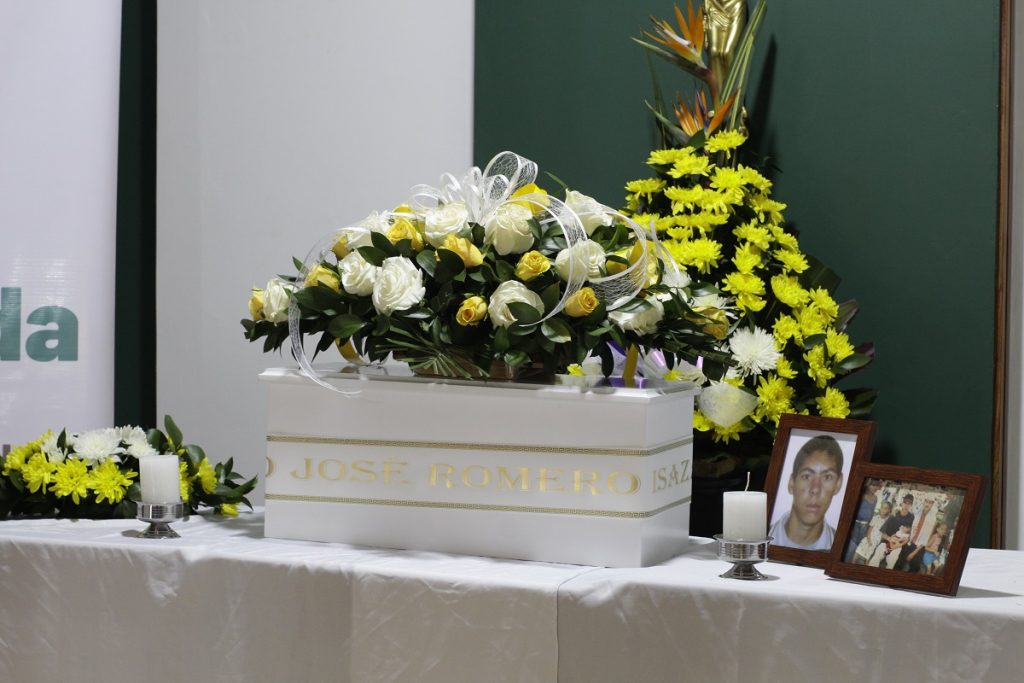 La Unidad de Búsqueda de Personas dadas por Desaparecidas (UBPD) y la Jurisdicción Especial para la Paz (JEP) realizaron la entrega digna del cuerpo de Cristo José Romero Isaza a su familia en el municipio de Yalí, en Antioquia, tras confirmarse su identidad y culminar el proceso de la estrategia de Búsqueda inversa, el cual permitió localizar a sus parientes después de dos décadas de ausencia.