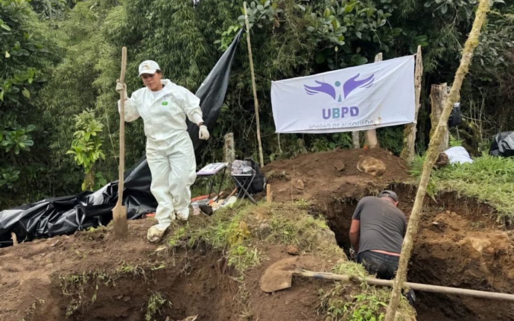 En una acción humanitaria de alta complejidad, la Unidad de Búsqueda de Personas dadas por Desaparecidas (UBPD) logró la exhumación y recuperación de cuatro cuerpos en la vereda Tasidó del municipio de Mutatá, en Antioquia. La acción se desarrolló en el marco del Plan Regional de Búsqueda del Sur de Urabá, que tiene como objetivo localizar a más de 1.000 personas desaparecidas en el contexto del conflicto armado en este territorio del país.