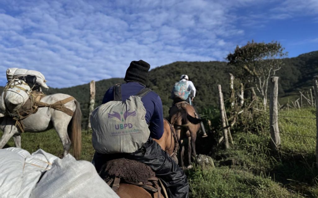 En una acción humanitaria de alta complejidad, la Unidad de Búsqueda de Personas dadas por Desaparecidas (UBPD) logró la exhumación y recuperación de cuatro cuerpos en la vereda Tasidó del municipio de Mutatá, en Antioquia. La acción se desarrolló en el marco del Plan Regional de Búsqueda del Sur de Urabá, que tiene como objetivo localizar a más de 1.000 personas desaparecidas en el contexto del conflicto armado en este territorio del país.