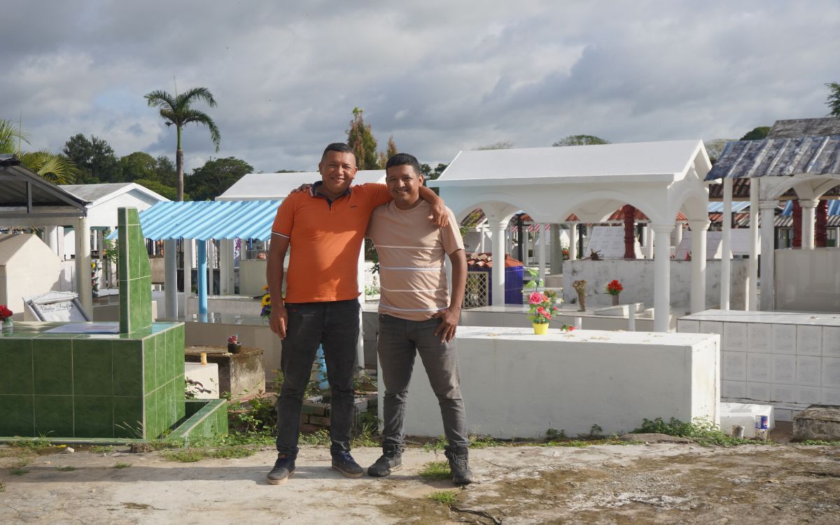 Fidel y Jorge Ostos llegan temprano. Casi siempre antes de que el sol se levante sobre la ciudad de Arauca. Les dicen 'Bimbo' y 'Perico'. Llevan 18 años caminando entre las tumbas, osarios y recuerdos del Cementerio de Arauca (capital). Conocen los nombres de cada bóveda. También los silencios. En su memoria está guardada parte de la historia de esta zona del país.