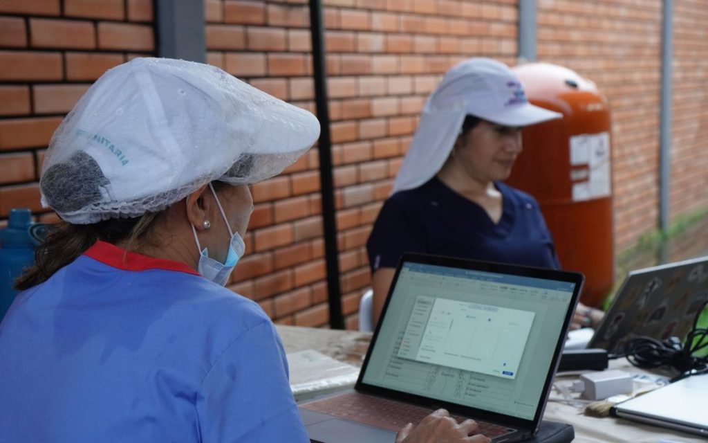 Fidel y Jorge Ostos llegan temprano. Casi siempre antes de que el sol se levante sobre la ciudad de Arauca. Les dicen 'Bimbo' y 'Perico'. Llevan 18 años caminando entre las tumbas, osarios y recuerdos del Cementerio de Arauca (capital). Conocen los nombres de cada bóveda. También los silencios. En su memoria está guardada parte de la historia de esta zona del país.