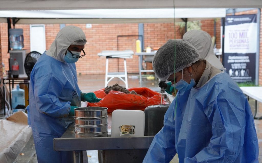 Fidel y Jorge Ostos llegan temprano. Casi siempre antes de que el sol se levante sobre la ciudad de Arauca. Les dicen 'Bimbo' y 'Perico'. Llevan 18 años caminando entre las tumbas, osarios y recuerdos del Cementerio de Arauca (capital). Conocen los nombres de cada bóveda. También los silencios. En su memoria está guardada parte de la historia de esta zona del país.