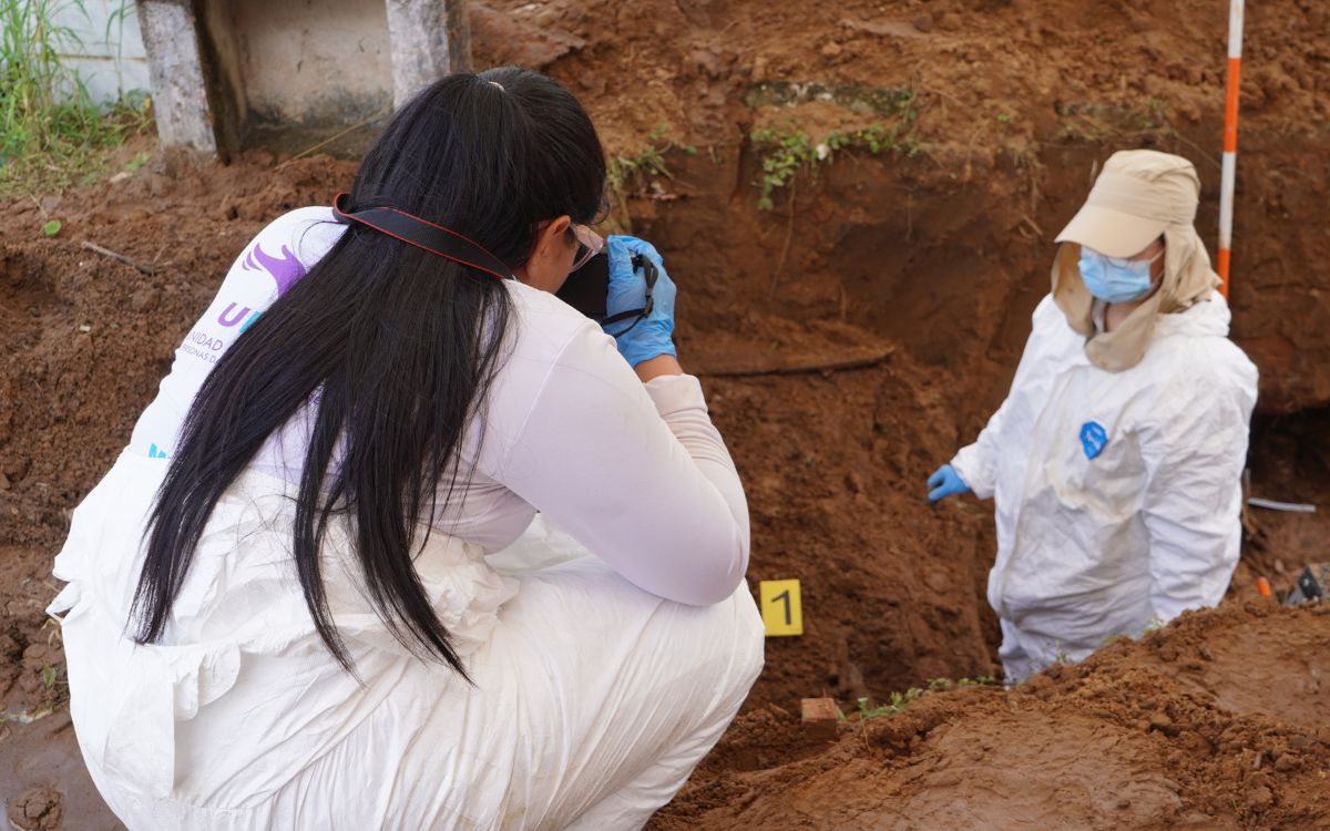 Desde afuera, el Cementerio Católico de Saravena, en Arauca, parece el mismo de siempre: un muro blanco, un portón de metal y los árboles que sombrean la entrada. Pero adentro, entre las lápidas antiguas y la tierra removida por la lluvia, un equipo forense de la Unidad de Búsqueda de Personas dadas por Desaparecidas (UBPD) avanza con cuidado en una búsqueda que, para muchas familias, ha significado años de espera.
