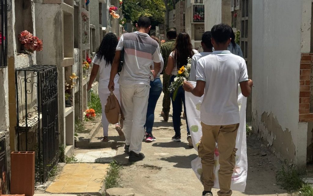 Terminaron 17 años de incertidumbre, desconsuelo y desesperanza para la familia Villanueva, luego de recibir dignamente el cuerpo de Jorge Luis, un joven que tenía 24 años cuando desapareció. Sus seres queridos lo recuerdan como "cariñoso, juguetón y trabajador. Vendía confites, flores y desinfectante. Me acompañaba en la cocina mientras cantaba, me besaba cada mañana y soñaba con algún día manejar una mula. Cuando falleció su padre, asumió responsabilidades para apoyar a su familia", indicó su madre de crianza.