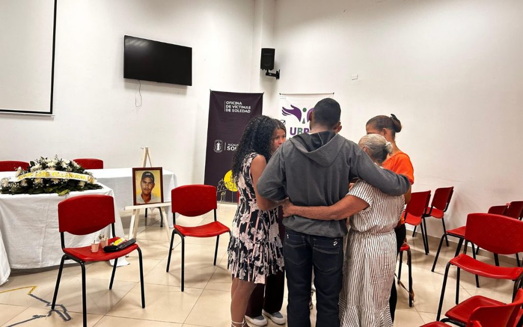 Terminaron 17 años de incertidumbre, desconsuelo y desesperanza para la familia Villanueva, luego de recibir dignamente el cuerpo de Jorge Luis, un joven que tenía 24 años cuando desapareció. Sus seres queridos lo recuerdan como "cariñoso, juguetón y trabajador. Vendía confites, flores y desinfectante. Me acompañaba en la cocina mientras cantaba, me besaba cada mañana y soñaba con algún día manejar una mula. Cuando falleció su padre, asumió responsabilidades para apoyar a su familia", indicó su madre de crianza.