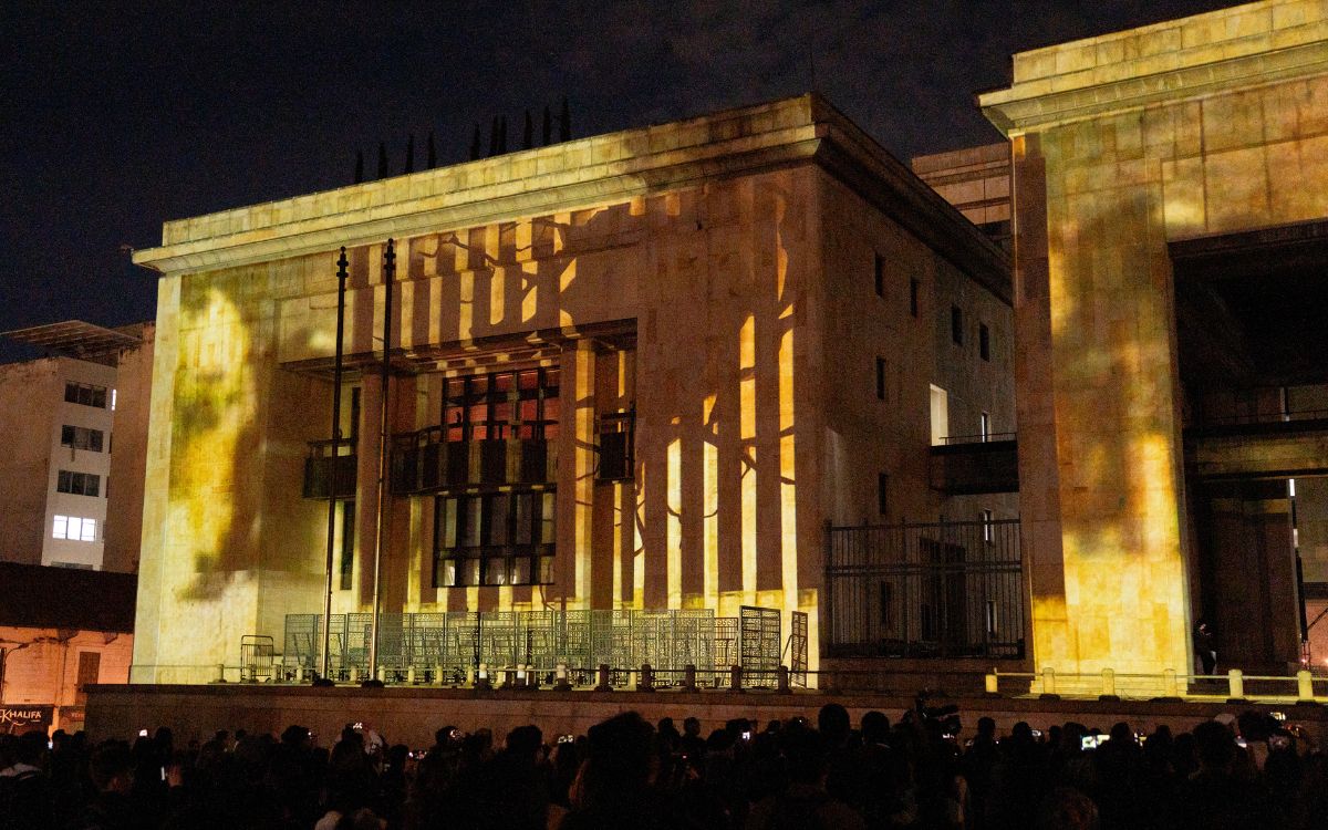 En el lanzamiento del Centro de Memoria del Holocausto del Palacio de Justicia y del Derecho a la Vida, un lugar que busca contar lo ocurrido sin depender de las versiones que se han superpuesto durante cuarenta años, un hombre mayor se detuvo frente a una pared cubierta de recortes de prensa. El encabezado dice: Crónica de una toma anunciada. Las fechas regresaban al mismo punto: los días en que se supo, se advirtió y no se evitó. Los recortes estaban envejecidos por el tiempo, pero no por la memoria. Varias personas los miraban en silencio, como si la distancia de cuatro décadas fuera apenas un marco y no un límite. 
