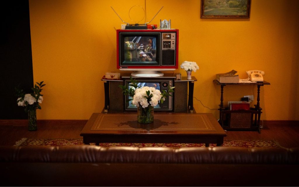 En el lanzamiento del Centro de Memoria del Holocausto del Palacio de Justicia y del Derecho a la Vida, un lugar que busca contar lo ocurrido sin depender de las versiones que se han superpuesto durante cuarenta años, un hombre mayor se detuvo frente a una pared cubierta de recortes de prensa. El encabezado dice: Crónica de una toma anunciada. Las fechas regresaban al mismo punto: los días en que se supo, se advirtió y no se evitó. Los recortes estaban envejecidos por el tiempo, pero no por la memoria. Varias personas los miraban en silencio, como si la distancia de cuatro décadas fuera apenas un marco y no un límite.