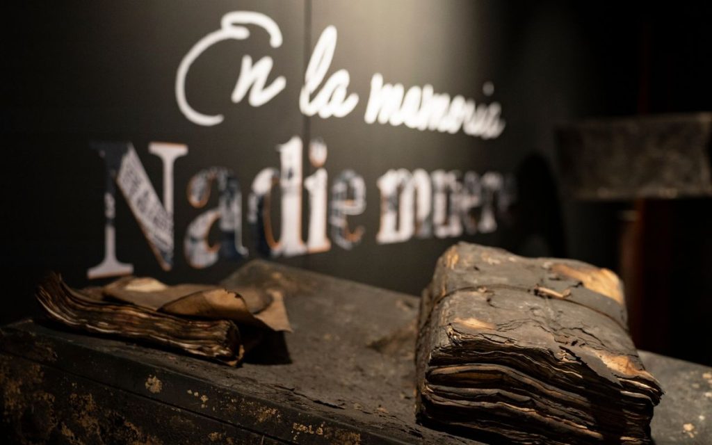 En el lanzamiento del Centro de Memoria del Holocausto del Palacio de Justicia y del Derecho a la Vida, un lugar que busca contar lo ocurrido sin depender de las versiones que se han superpuesto durante cuarenta años, un hombre mayor se detuvo frente a una pared cubierta de recortes de prensa. El encabezado dice: Crónica de una toma anunciada. Las fechas regresaban al mismo punto: los días en que se supo, se advirtió y no se evitó. Los recortes estaban envejecidos por el tiempo, pero no por la memoria. Varias personas los miraban en silencio, como si la distancia de cuatro décadas fuera apenas un marco y no un límite.