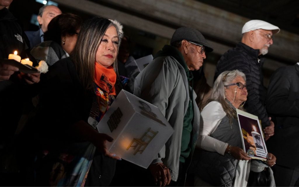 En el lanzamiento del Centro de Memoria del Holocausto del Palacio de Justicia y del Derecho a la Vida, un lugar que busca contar lo ocurrido sin depender de las versiones que se han superpuesto durante cuarenta años, un hombre mayor se detuvo frente a una pared cubierta de recortes de prensa. El encabezado dice: Crónica de una toma anunciada. Las fechas regresaban al mismo punto: los días en que se supo, se advirtió y no se evitó. Los recortes estaban envejecidos por el tiempo, pero no por la memoria. Varias personas los miraban en silencio, como si la distancia de cuatro décadas fuera apenas un marco y no un límite.