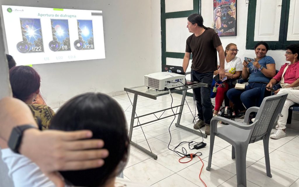 Durante tres días en Florencia (Caquetá), 20 personas —entre estudiantes, artistas locales y mujeres buscadoras— participaron en un espacio de formación denominado #LaBúsquedaEnPrimerPlano, impulsado por el Festival Audiovisual Mambe y con el apoyo de la cooperación alemana GIZ. El objetivo es compartir el mandato humanitario y extrajudicial de la Unidad de Búsqueda de Personas dadas por Desaparecidas (UBPD) y explorar nuevas formas de narrar la desaparición y la búsqueda desde la dignidad, los derechos humanos y el respeto.