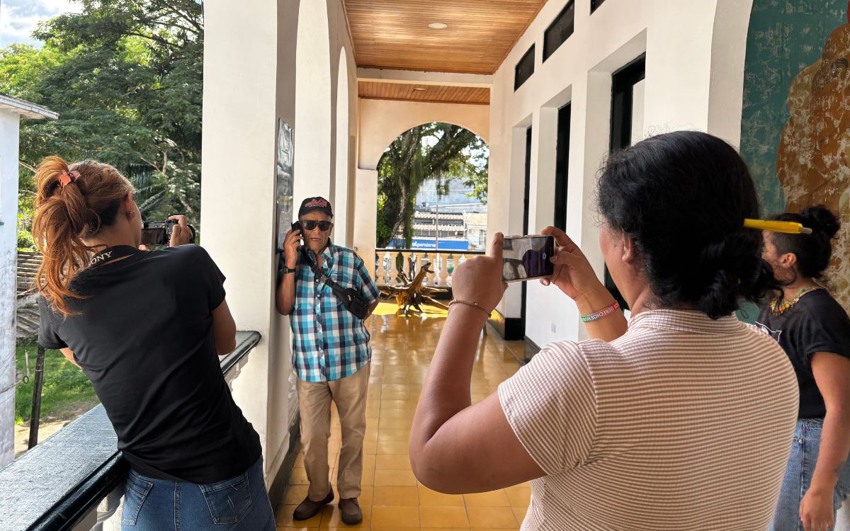 Durante tres días en Florencia (Caquetá), 20 personas —entre estudiantes, artistas locales y mujeres buscadoras— participaron en un espacio de formación denominado #LaBúsquedaEnPrimerPlano, impulsado por el Festival Audiovisual Mambe y con el apoyo de la cooperación alemana GIZ. El objetivo es compartir el mandato humanitario y extrajudicial de la Unidad de Búsqueda de Personas dadas por Desaparecidas (UBPD) y explorar nuevas formas de narrar la desaparición y la búsqueda desde la dignidad, los derechos humanos y el respeto.