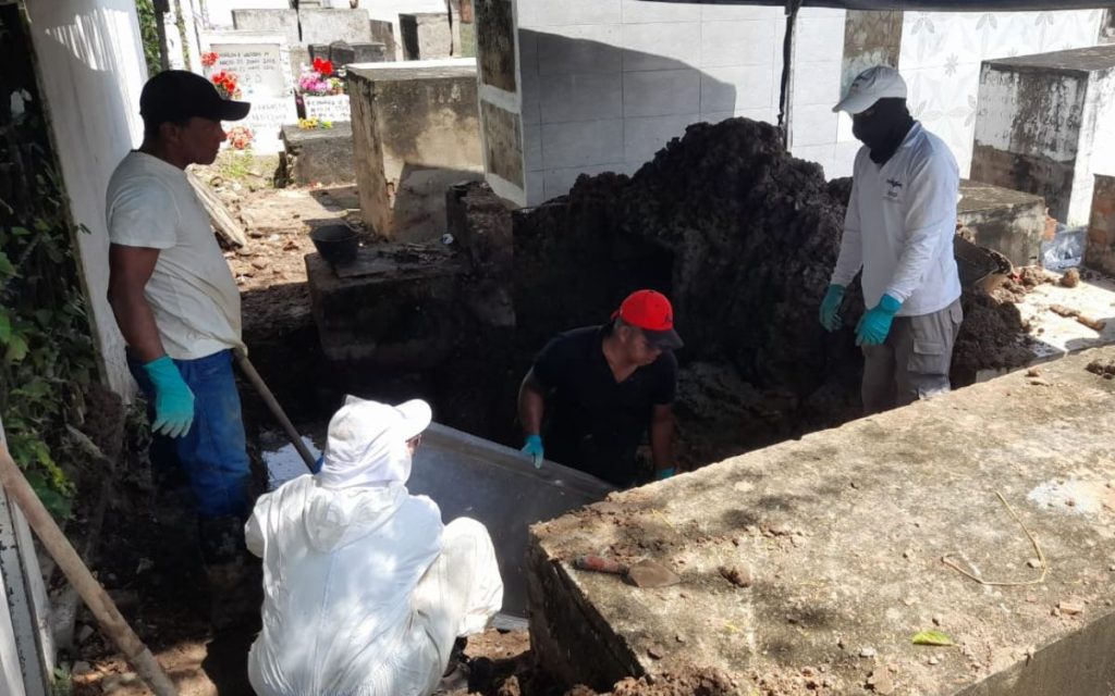 En un terreno con múltiples dificultades del cementerio del municipio de Chiriguaná, en el Cesar, funcionarios de la Unidad de Búsqueda de Personas dadas por Desaparecidas (UBPD) recuperaron cinco cuerpos de personas desaparecidas hace más de 18 años. Esta acción humanitaria reactivó la esperanza de familias que, una vez los cuerpos sean identificados, esperan poder recibirlos para inhumarlos dignamente y así cerrar un ciclo de dolor provocado por el conflicto armado, que irrumpió en sus vidas y se llevó a sus seres queridos sin dejar rastro de su paradero.
