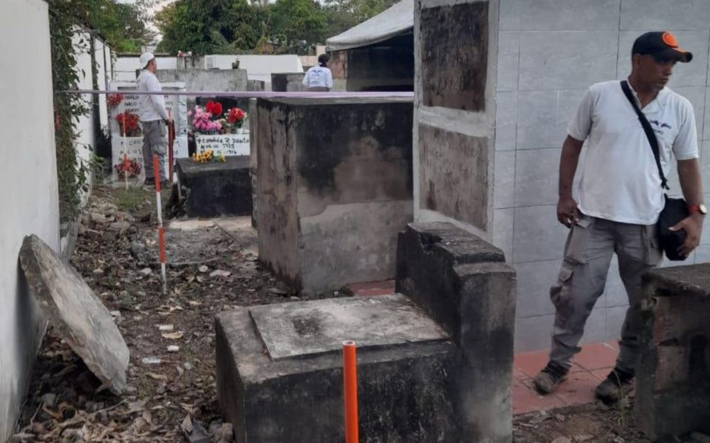 En un terreno con múltiples dificultades del cementerio del municipio de Chiriguaná, en el Cesar, funcionarios de la Unidad de Búsqueda de Personas dadas por Desaparecidas (UBPD) recuperaron cinco cuerpos de personas desaparecidas hace más de 18 años. Esta acción humanitaria reactivó la esperanza de familias que, una vez los cuerpos sean identificados, esperan poder recibirlos para inhumarlos dignamente y así cerrar un ciclo de dolor provocado por el conflicto armado, que irrumpió en sus vidas y se llevó a sus seres queridos sin dejar rastro de su paradero.