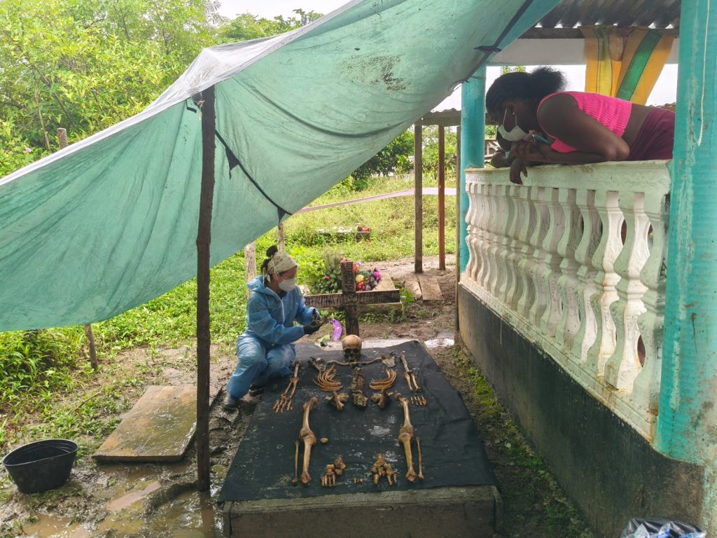 La Unidad de Búsqueda de Personas Dadas por Desaparecidas (UBPD) culminó una acción humanitaria de prospección y recuperación en el cementerio de Pizarro, cabecera del municipio de Bajo Baudó, en el Chocó, donde fue recuperado el cuerpo de una persona desaparecida en el contexto del conflicto armado. La investigación humanitaria, desarrollada mediante la hipótesis de identidad, permitió orientar la búsqueda y determinar que el cuerpo recuperado podría corresponder a Félix, quien es buscado por su familia desde hace varios años.