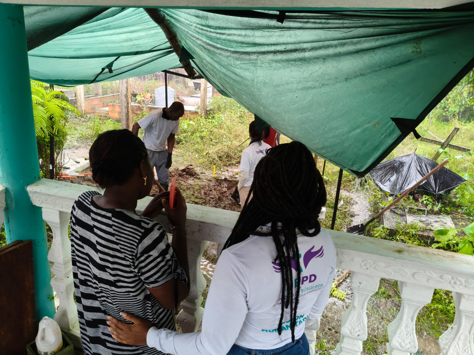 La Unidad de Búsqueda de Personas Dadas por Desaparecidas (UBPD) culminó una acción humanitaria de prospección y recuperación en el cementerio de Pizarro, cabecera del municipio de Bajo Baudó, en el Chocó, donde fue recuperado el cuerpo de una persona desaparecida en el contexto del conflicto armado. La investigación humanitaria, desarrollada mediante la hipótesis de identidad, permitió orientar la búsqueda y determinar que el cuerpo recuperado podría corresponder a Félix, quien es buscado por su familia desde hace varios años.
