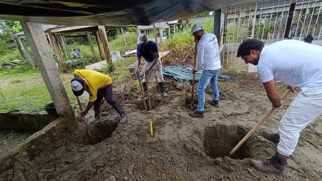 La Unidad de Búsqueda de Personas Dadas por Desaparecidas (UBPD) culminó una acción humanitaria de prospección y recuperación en el cementerio de Pizarro, cabecera del municipio de Bajo Baudó, en el Chocó, donde fue recuperado el cuerpo de una persona desaparecida en el contexto del conflicto armado. La investigación humanitaria, desarrollada mediante la hipótesis de identidad, permitió orientar la búsqueda y determinar que el cuerpo recuperado podría corresponder a Félix, quien es buscado por su familia desde hace varios años.