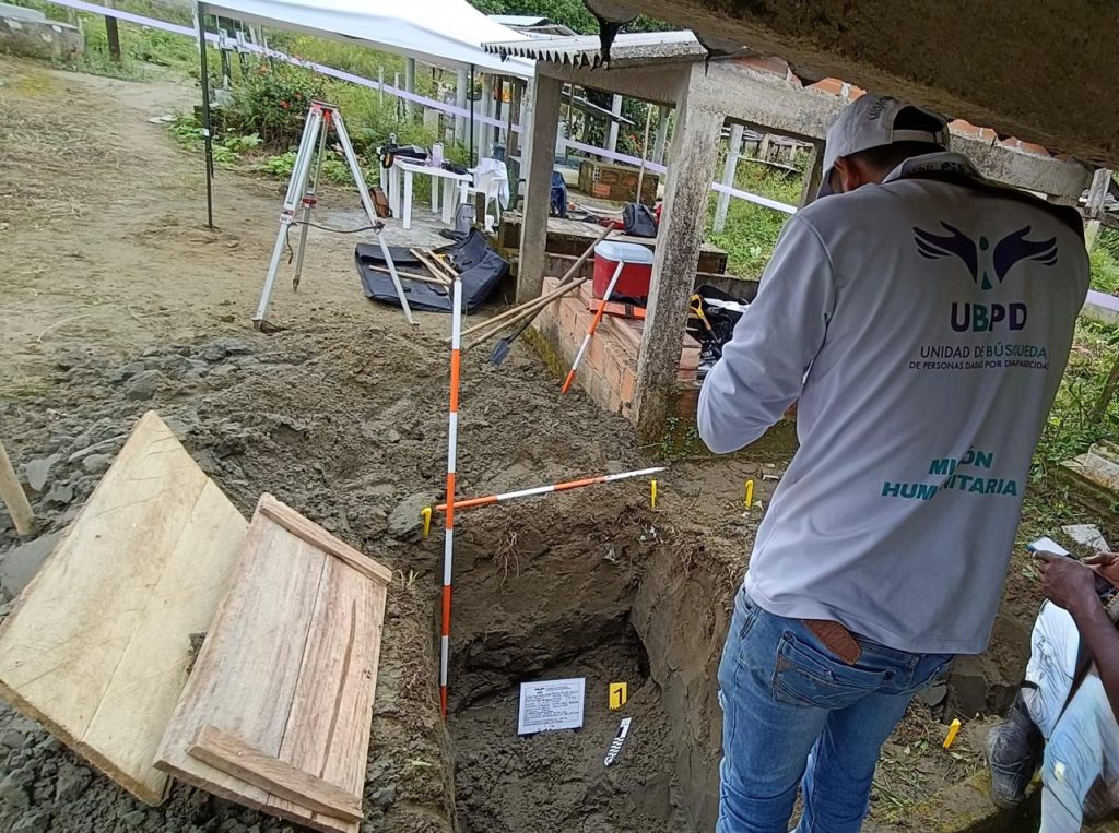 La Unidad de Búsqueda de Personas Dadas por Desaparecidas (UBPD) culminó una acción humanitaria de prospección y recuperación en el cementerio de Pizarro, cabecera del municipio de Bajo Baudó, en el Chocó, donde fue recuperado el cuerpo de una persona desaparecida en el contexto del conflicto armado. La investigación humanitaria, desarrollada mediante la hipótesis de identidad, permitió orientar la búsqueda y determinar que el cuerpo recuperado podría corresponder a Félix, quien es buscado por su familia desde hace varios años.
