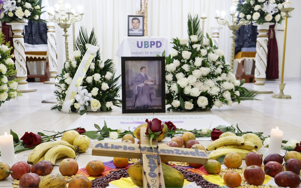 El día en que desaparecieron a Jesús Alirio Valenzuela Villota se encontraba en Cumbal, en el departamento de Nariño, acompañando a personas beneficiarias del programa Adulto Mayor, labor que realizaba como regidor de la vereda Miraflores, zona rural de este municipio. Aquel martes 6 de mayo de 2008, hombres pertenecientes a un grupo armado no estatal se lo llevaron frente a los ojos de su comunidad. Días antes, Jesús Alirio había recibido la noticia de que una nueva integrante de la familia venía en camino, la quinta niña entre todos sus hijos. Salió con la certeza de que volvería. 