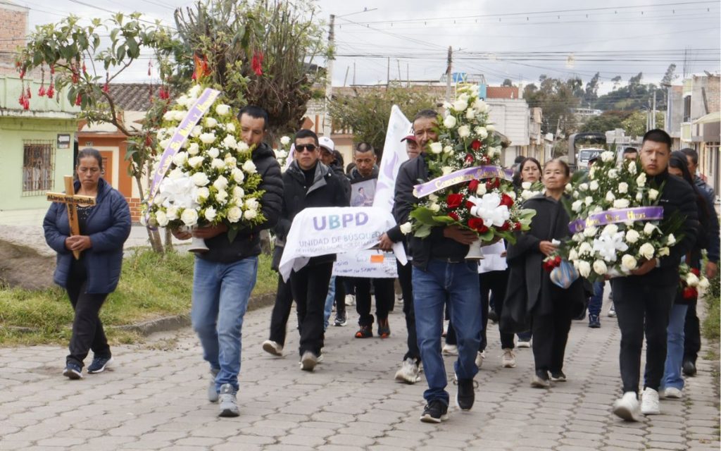 El día en que desaparecieron a Jesús Alirio Valenzuela Villota se encontraba en Cumbal, en el departamento de Nariño, acompañando a personas beneficiarias del programa Adulto Mayor, labor que realizaba como regidor de la vereda Miraflores, zona rural de este municipio. Aquel martes 6 de mayo de 2008, hombres pertenecientes a un grupo armado no estatal se lo llevaron frente a los ojos de su comunidad. Días antes, Jesús Alirio había recibido la noticia de que una nueva integrante de la familia venía en camino, la quinta niña entre todos sus hijos. Salió con la certeza de que volvería. 