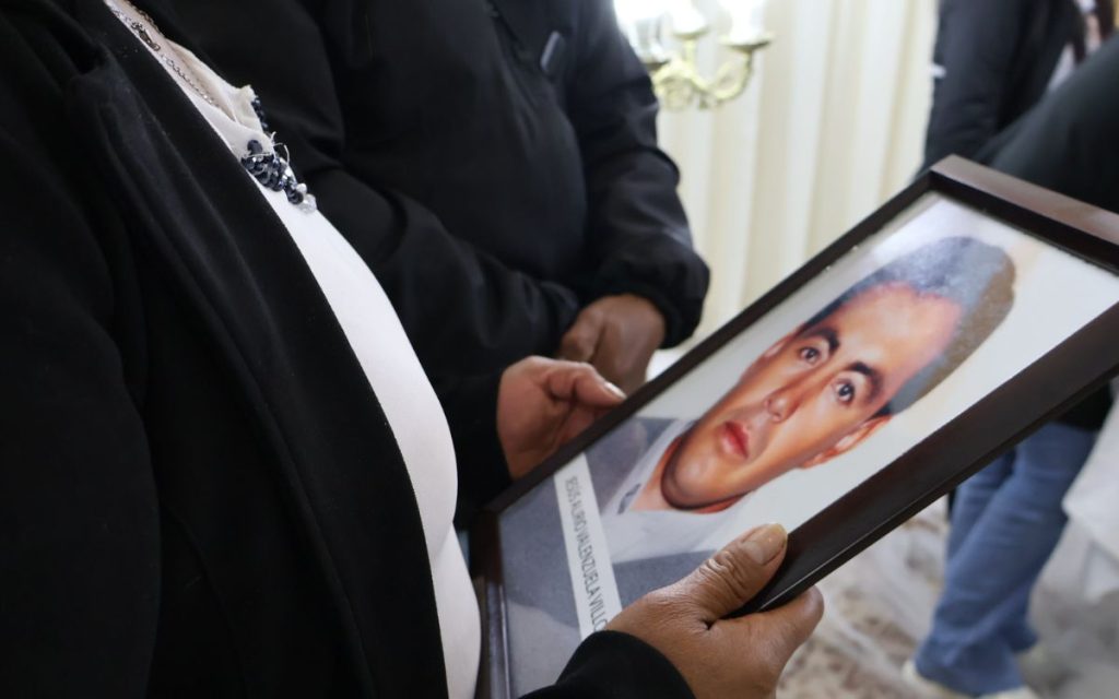 El día en que desaparecieron a Jesús Alirio Valenzuela Villota se encontraba en Cumbal, en el departamento de Nariño, acompañando a personas beneficiarias del programa Adulto Mayor, labor que realizaba como regidor de la vereda Miraflores, zona rural de este municipio. Aquel martes 6 de mayo de 2008, hombres pertenecientes a un grupo armado no estatal se lo llevaron frente a los ojos de su comunidad. Días antes, Jesús Alirio había recibido la noticia de que una nueva integrante de la familia venía en camino, la quinta niña entre todos sus hijos. Salió con la certeza de que volvería. 