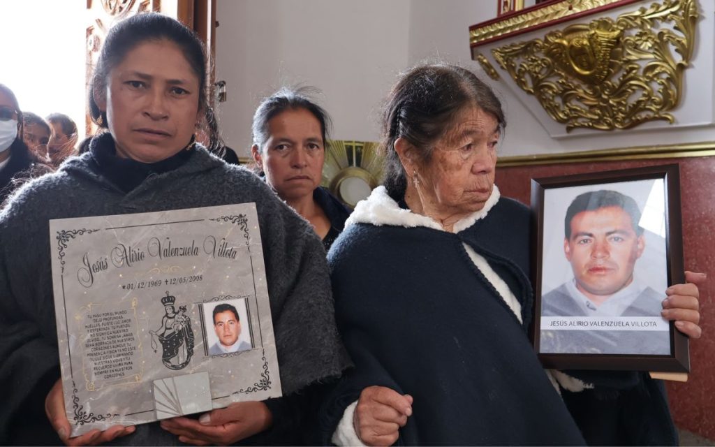 El día en que desaparecieron a Jesús Alirio Valenzuela Villota se encontraba en Cumbal, en el departamento de Nariño, acompañando a personas beneficiarias del programa Adulto Mayor, labor que realizaba como regidor de la vereda Miraflores, zona rural de este municipio. Aquel martes 6 de mayo de 2008, hombres pertenecientes a un grupo armado no estatal se lo llevaron frente a los ojos de su comunidad. Días antes, Jesús Alirio había recibido la noticia de que una nueva integrante de la familia venía en camino, la quinta niña entre todos sus hijos. Salió con la certeza de que volvería. 