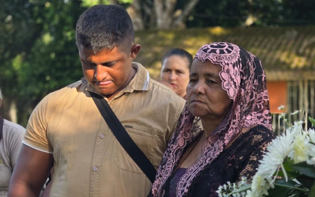 El 22 de abril de 2001, en el municipio de El Castillo, en el Meta, desapareció Rudbel Eliceo Luna Izquierdo de 16 años. Había salido a cumplir, como de costumbre, su jornada escolar y no regresó. Era uno de los nueve hijos de la familia, quienes llegaron desde el Valle del Cauca al municipio llanero. Su ausencia se extendió durante 24 años, hasta el 19 de septiembre de 2025. En Fuentedeoro, otro municipio del Meta, su familia recibió dignamente su cuerpo como resultado del trabajo humanitario de la Unidad de Búsqueda de Personas dadas por Desaparecidas (UBPD), después de que un análisis genético confirmara su identidad.