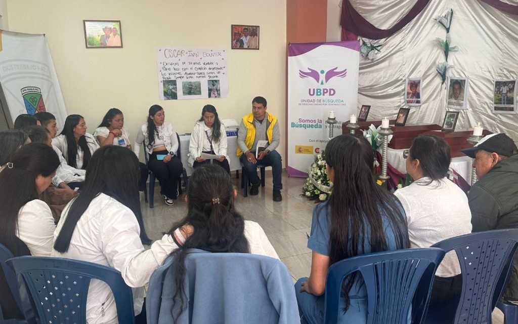 Fue en mayo de 2008 cuando Edgar, Iban y Oscar, tres jóvenes campesinos del municipio de El Tambo, en Nariño, salieron de su pueblo con la ilusión de lograr un trabajo y poder apoyar económicamente a sus familias. Se despidieron de sus madres, hermanas, esposas y primas con la promesa de regresar pronto, de venir a desfilar en el grado y de traer recursos para hacerles una mejor vida a sus madres y familiares. Edgar, además, acababa de convertirse en padre; su hijo, quien tan solo tenía dos meses, se había convertido en su motivación para buscar mejores condiciones de vida.