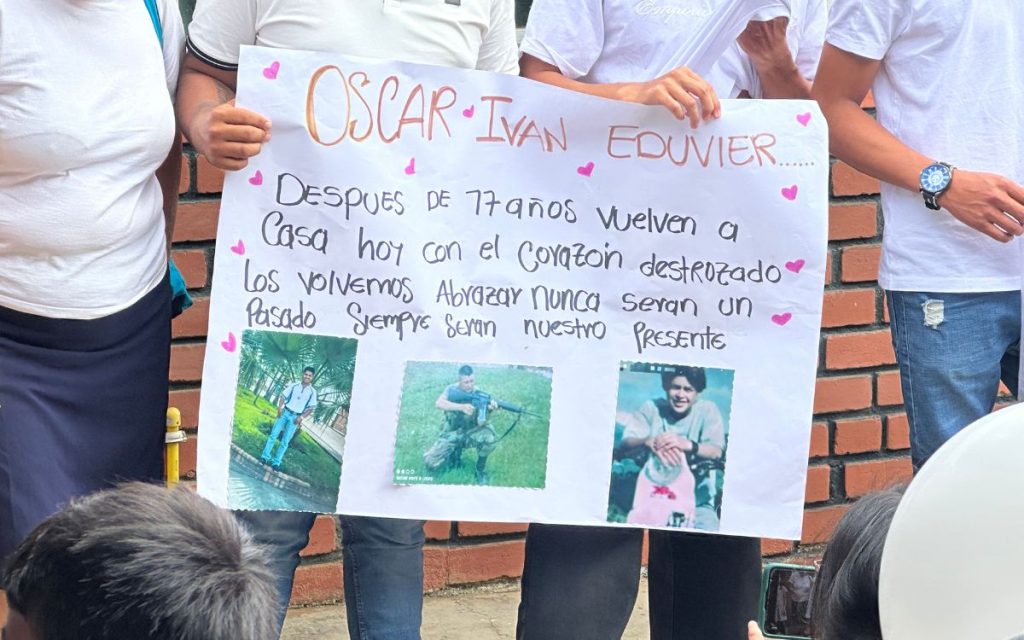 Fue en mayo de 2008 cuando Edgar, Iban y Oscar, tres jóvenes campesinos del municipio de El Tambo, en Nariño, salieron de su pueblo con la ilusión de lograr un trabajo y poder apoyar económicamente a sus familias. Se despidieron de sus madres, hermanas, esposas y primas con la promesa de regresar pronto, de venir a desfilar en el grado y de traer recursos para hacerles una mejor vida a sus madres y familiares. Edgar, además, acababa de convertirse en padre; su hijo, quien tan solo tenía dos meses, se había convertido en su motivación para buscar mejores condiciones de vida.