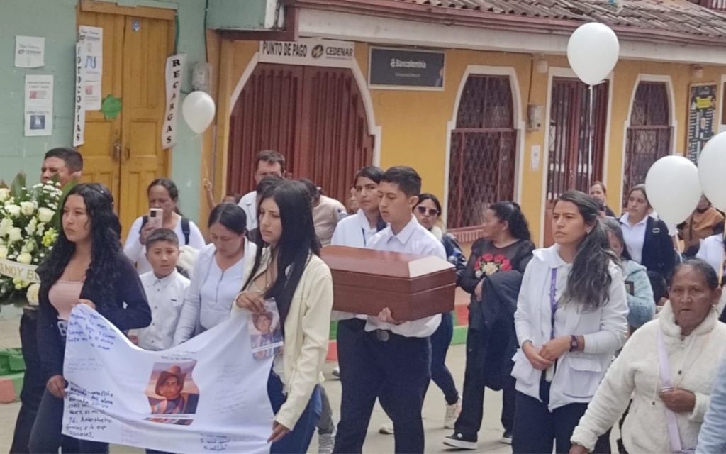 Fue en mayo de 2008 cuando Edgar, Iban y Oscar, tres jóvenes campesinos del municipio de El Tambo, en Nariño, salieron de su pueblo con la ilusión de lograr un trabajo y poder apoyar económicamente a sus familias. Se despidieron de sus madres, hermanas, esposas y primas con la promesa de regresar pronto, de venir a desfilar en el grado y de traer recursos para hacerles una mejor vida a sus madres y familiares. Edgar, además, acababa de convertirse en padre; su hijo, quien tan solo tenía dos meses, se había convertido en su motivación para buscar mejores condiciones de vida.