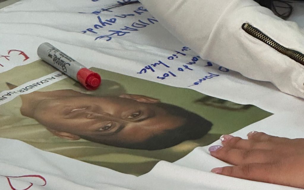 Fue en mayo de 2008 cuando Edgar, Iban y Oscar, tres jóvenes campesinos del municipio de El Tambo, en Nariño, salieron de su pueblo con la ilusión de lograr un trabajo y poder apoyar económicamente a sus familias. Se despidieron de sus madres, hermanas, esposas y primas con la promesa de regresar pronto, de venir a desfilar en el grado y de traer recursos para hacerles una mejor vida a sus madres y familiares. Edgar, además, acababa de convertirse en padre; su hijo, quien tan solo tenía dos meses, se había convertido en su motivación para buscar mejores condiciones de vida.