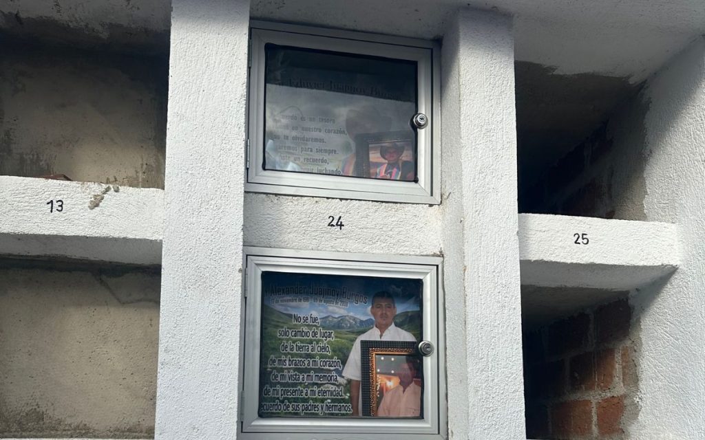 Fue en mayo de 2008 cuando Edgar, Iban y Oscar, tres jóvenes campesinos del municipio de El Tambo, en Nariño, salieron de su pueblo con la ilusión de lograr un trabajo y poder apoyar económicamente a sus familias. Se despidieron de sus madres, hermanas, esposas y primas con la promesa de regresar pronto, de venir a desfilar en el grado y de traer recursos para hacerles una mejor vida a sus madres y familiares. Edgar, además, acababa de convertirse en padre; su hijo, quien tan solo tenía dos meses, se había convertido en su motivación para buscar mejores condiciones de vida.