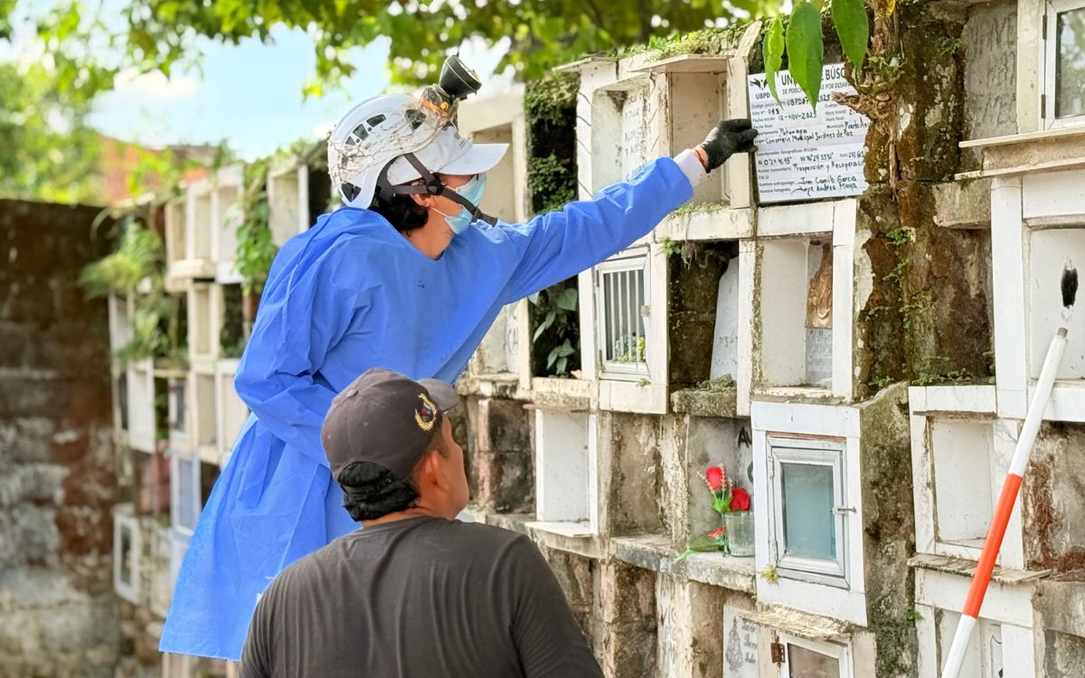 La Unidad de Búsqueda de Personas Dadas por Desaparecidas (UBPD) adelantó una nueva fase de intervención en el cementerio Jardines de Paz de Puerto Asís, en el Putumayo, donde fueron recuperados 22 cuerpos no identificados (CNI) que se encontraban en las bóvedas del muro perimetral. Este sector había sido priorizado debido al deterioro de la infraestructura tras la ola invernal de 2024, lo que ponía en riesgo la conservación de los cuerpos allí inhumados.