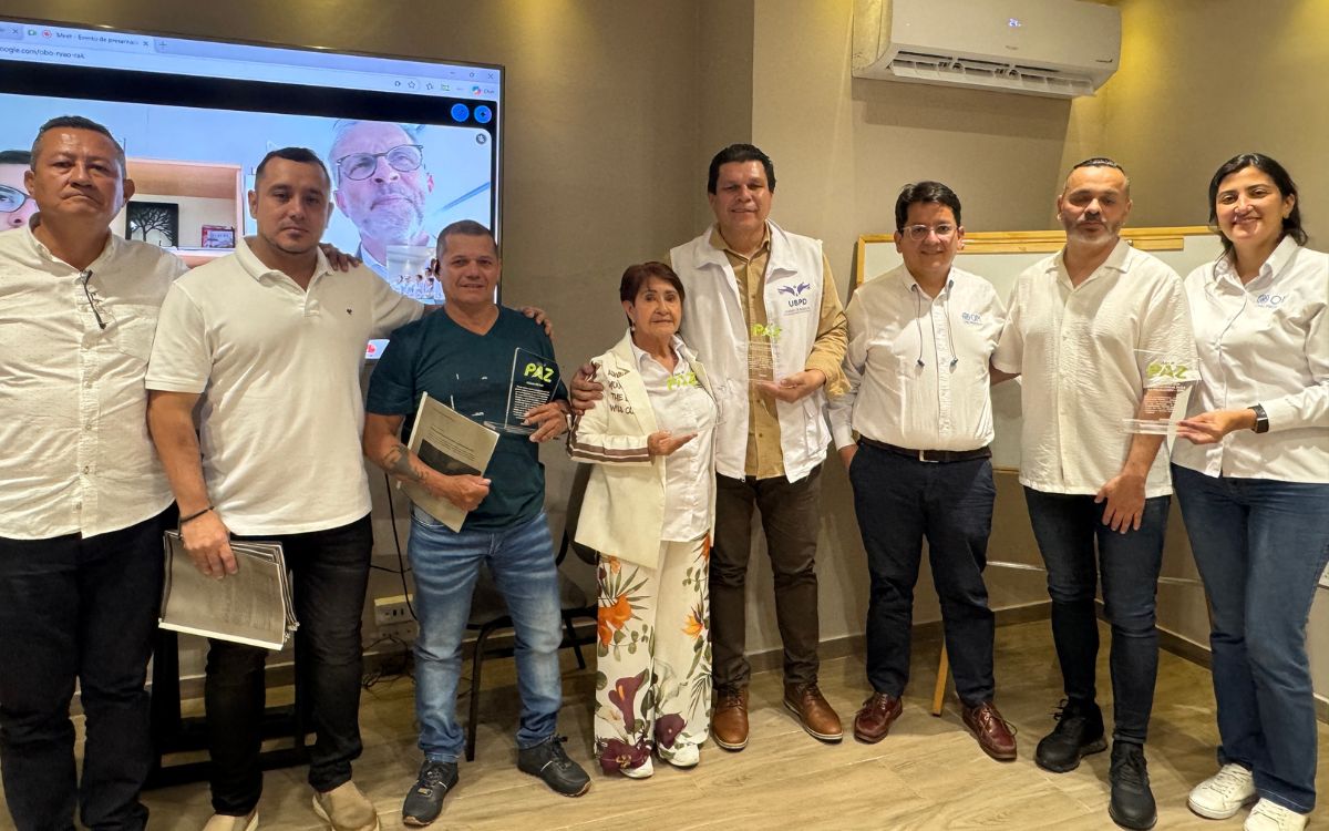 En un avance significativo y con un mensaje de esperanza para miles de familias que esperan saber de sus seres queridos desaparecidos, la Fundación Aulas de Paz presentó los resultados más relevantes del 'Proyecto Colombia: Documentación, verificación y entrega de información relevante para la búsqueda de personas dadas por desaparecidas, aportada por quienes participaron directa o indirectamente en las hostilidades (AUC y otros actores)', un esfuerzo que contó con el respaldo de la Embajada de Suecia, el apoyo técnico de la Organización Internacional para las Migraciones (OIM) y el liderazgo de la Unidad de Búsqueda de Personas Dadas por Desaparecidas (UBPD).