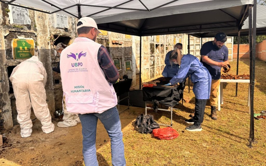 Mery Alarcón llegó desde Cogua, Cundinamarca, hasta el cementerio municipal de Bucaramanga ubicado en el barrio Campo Hermoso, con la esperanza de tener noticias de su hermano, José Nicacio Alarcón, quien desapareció hace 25 años, después de que se despidió de la familia anunciando que se iba a buscar mejores oportunidades de trabajo.