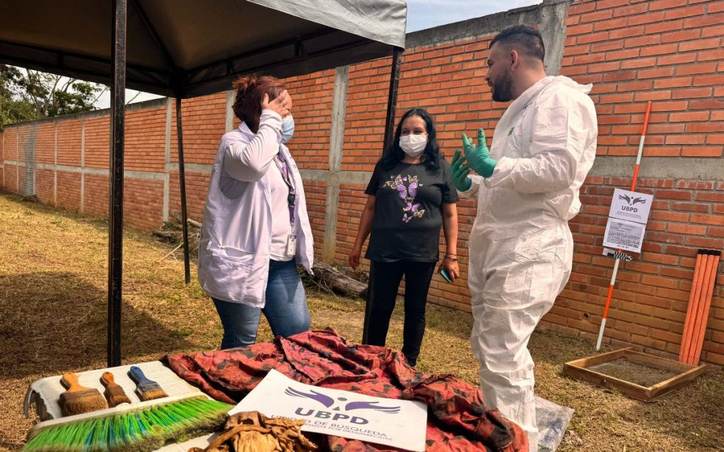 Mery Alarcón llegó desde Cogua, Cundinamarca, hasta el cementerio municipal de Bucaramanga ubicado en el barrio Campo Hermoso, con la esperanza de tener noticias de su hermano, José Nicacio Alarcón, quien desapareció hace 25 años, después de que se despidió de la familia anunciando que se iba a buscar mejores oportunidades de trabajo.